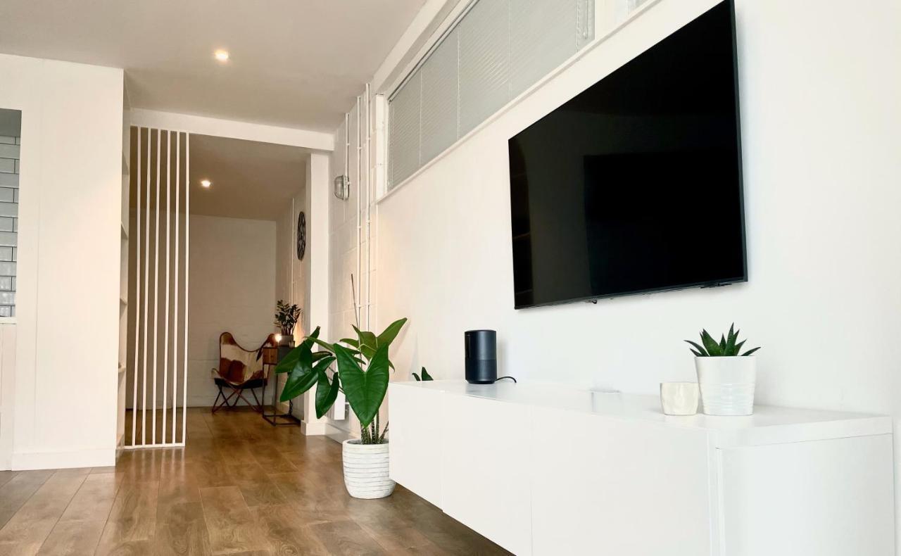 Spacious Industrial Style Apartment Лондон Экстерьер фото