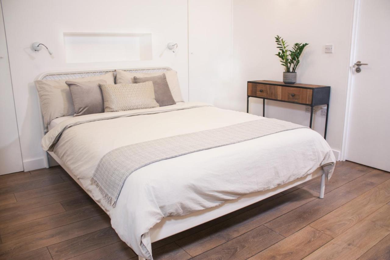 Spacious Industrial Style Apartment Лондон Экстерьер фото