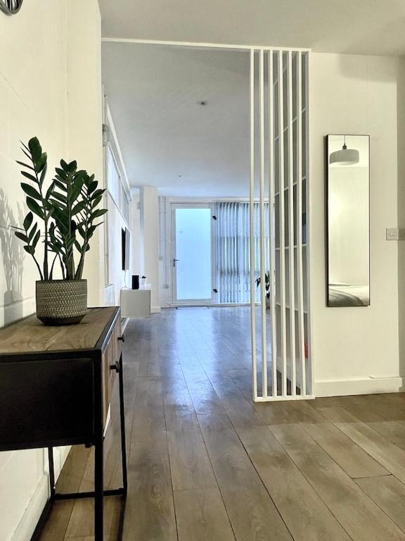 Spacious Industrial Style Apartment Лондон Экстерьер фото